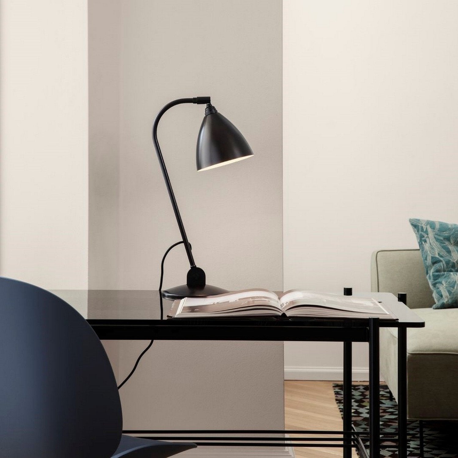 Bureau en marbre noir TS - Gubi - The Cool Republic