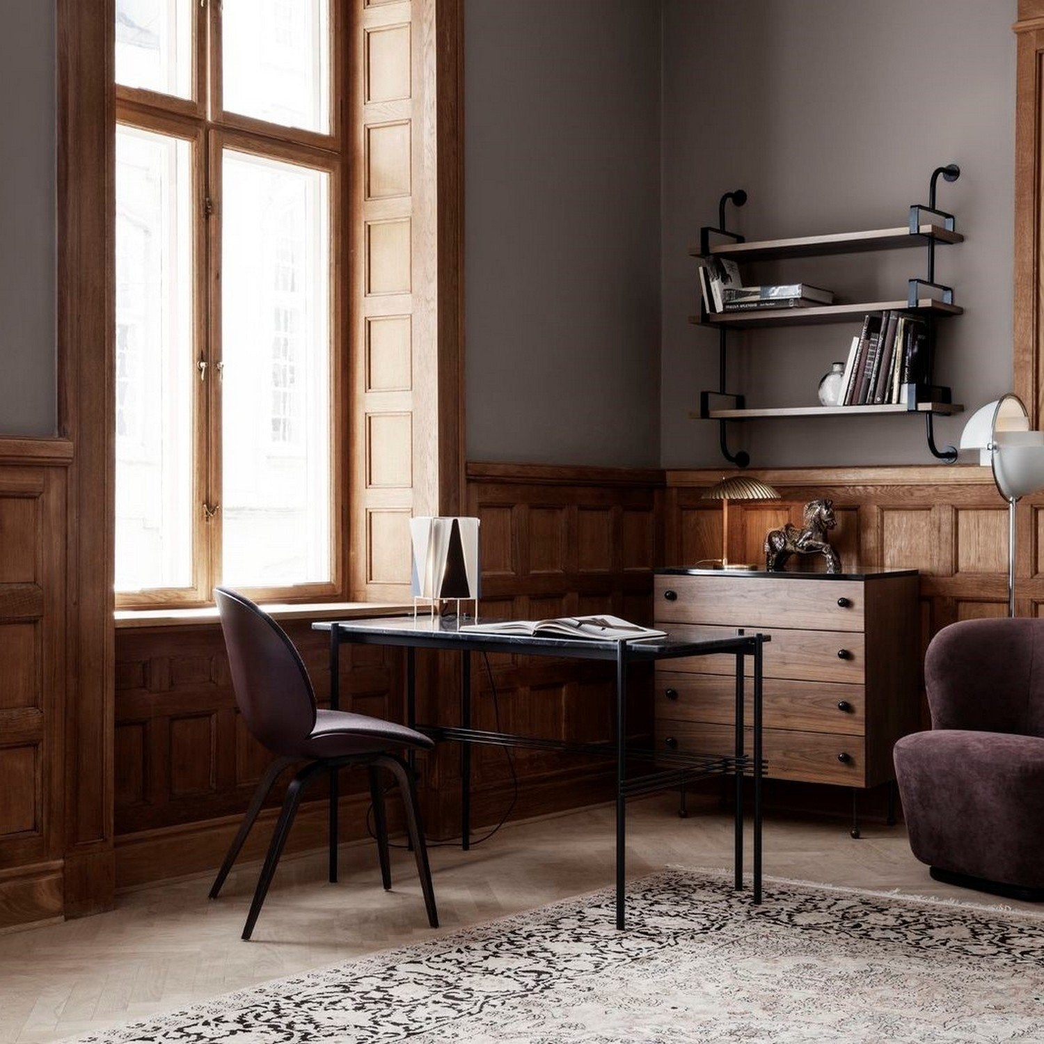 Bureau en marbre noir TS - Gubi - The Cool Republic