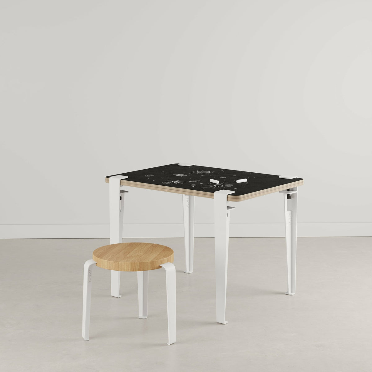 Bureau enfant blanc ardoise 70 x 50 cm Vice Versa et tabouret chêne blanc Mini Lou - Tiptoe - The Cool Republic