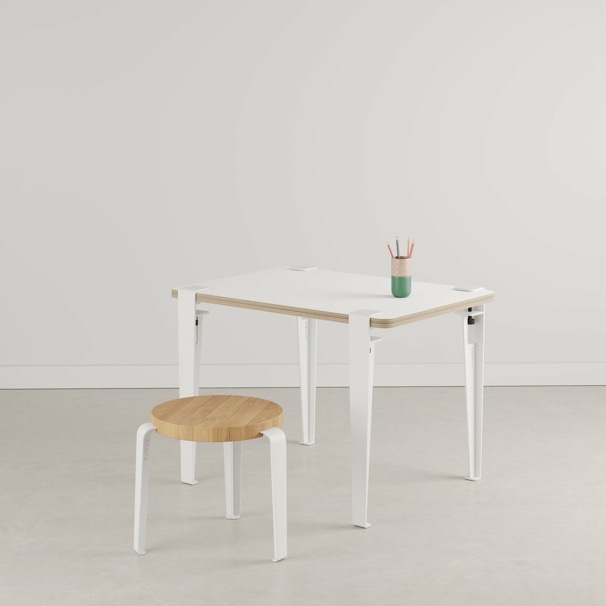 Bureau enfant blanc ardoise 70 x 50 cm Vice Versa et tabouret chêne blanc Mini Lou - Tiptoe - The Cool Republic