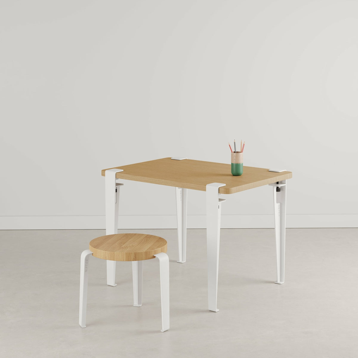 Bureau enfant en chêne 70 x 50 cm blanc Kids et tabouret blanc et chêne Mini Lou - Tiptoe - The Cool Republic
