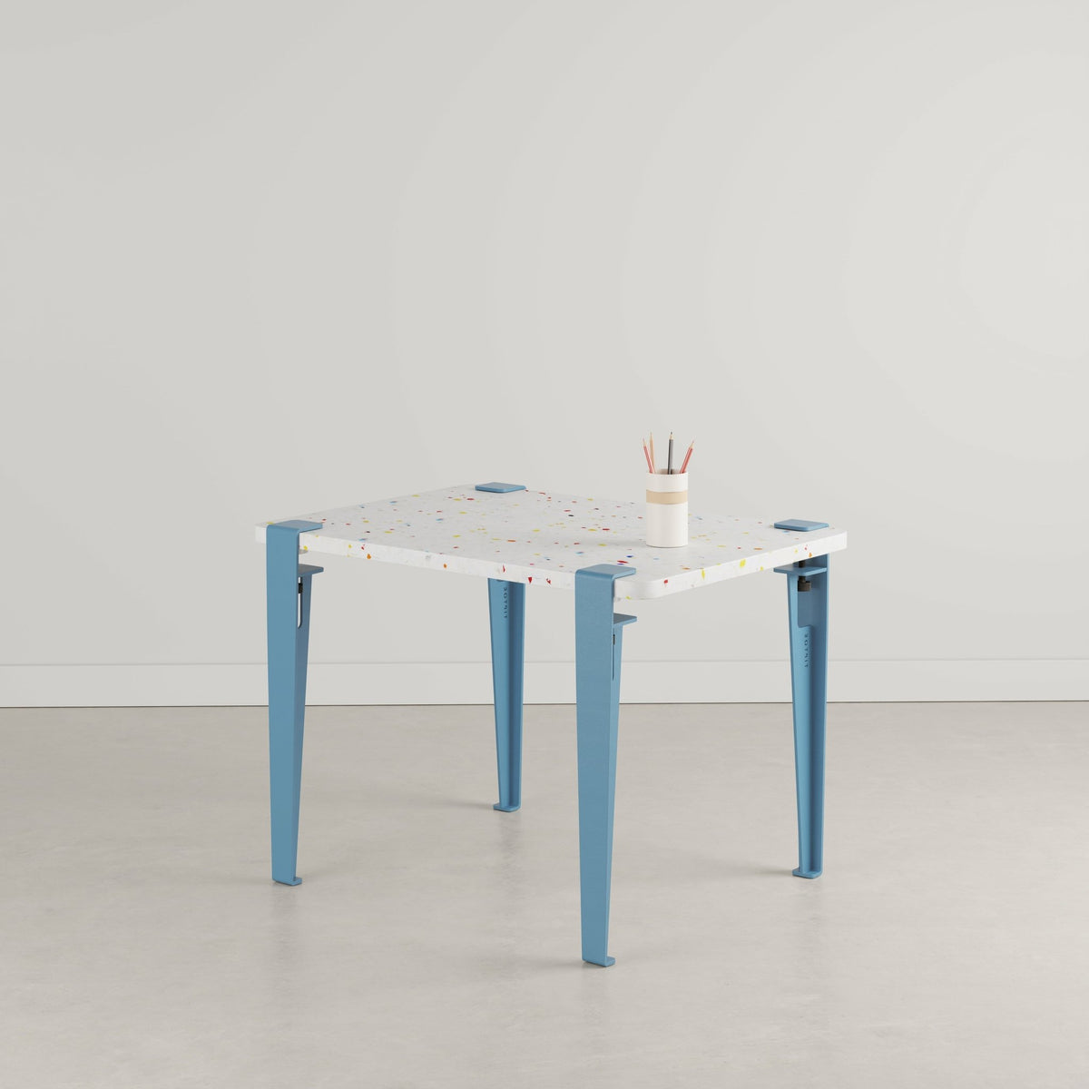 Bureau enfant plastique recyclé 70 x 50 cm bleu Tutti Frutti et tabouret bleu Mini Lou - Tiptoe - The Cool Republic