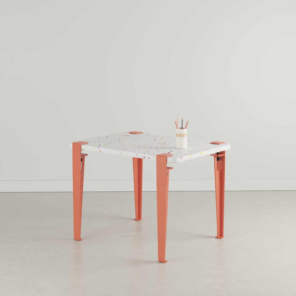 Bureau enfant plastique recyclé 70 x 50 cm rose Tutti Frutti et tabouret rose Mini Lou - Tiptoe - The Cool Republic