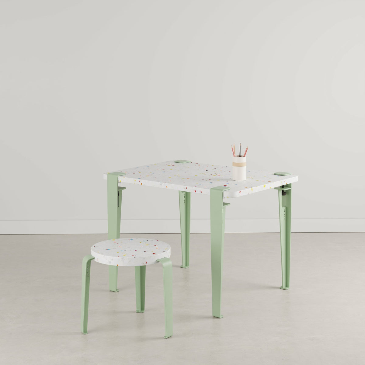 Bureau enfant plastique recyclé 70 x 50 cm vert Tutti Frutti et tabouret vert Mini Lou - Tiptoe - The Cool Republic