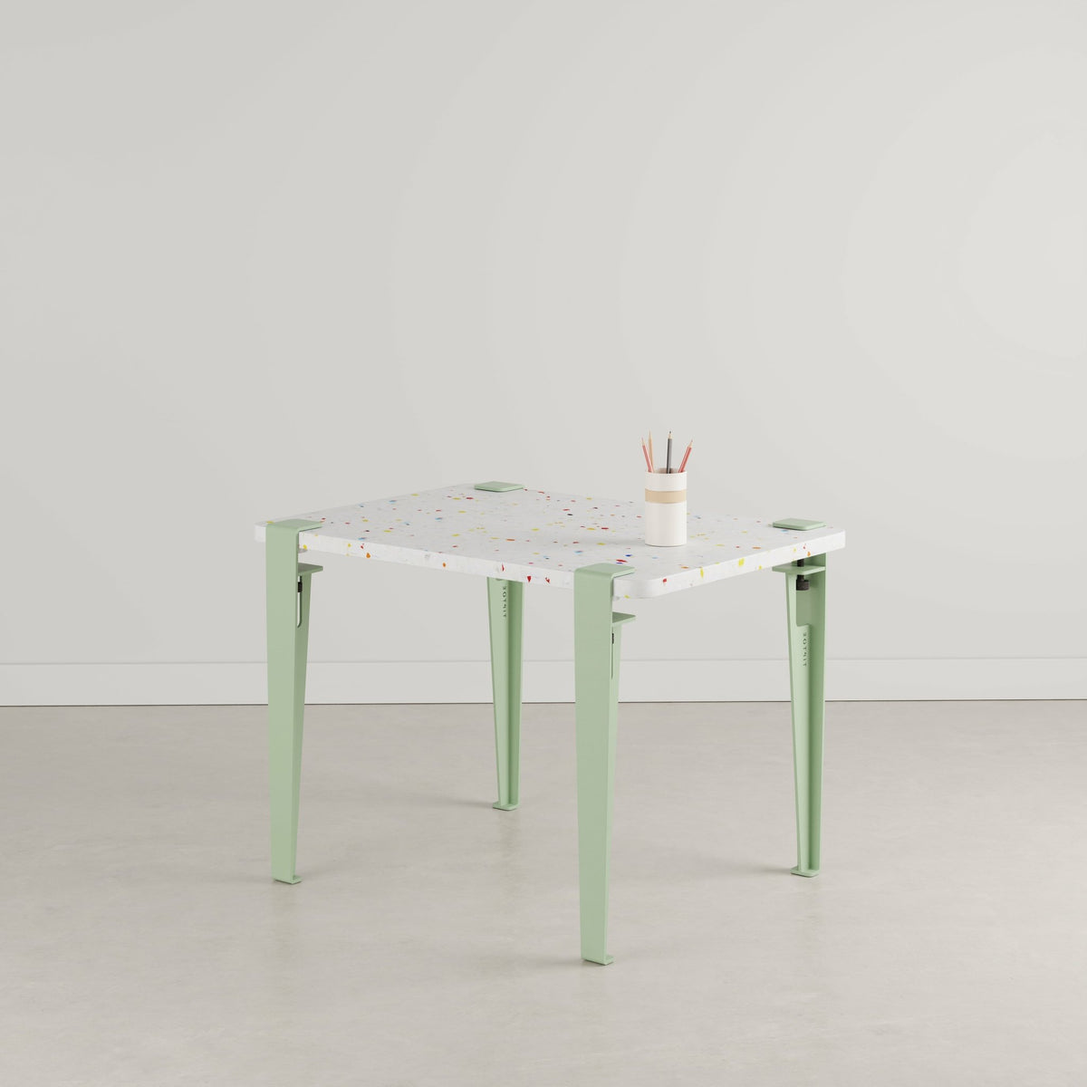 Bureau enfant plastique recyclé 70 x 50 cm vert Tutti Frutti et tabouret vert Mini Lou - Tiptoe - The Cool Republic