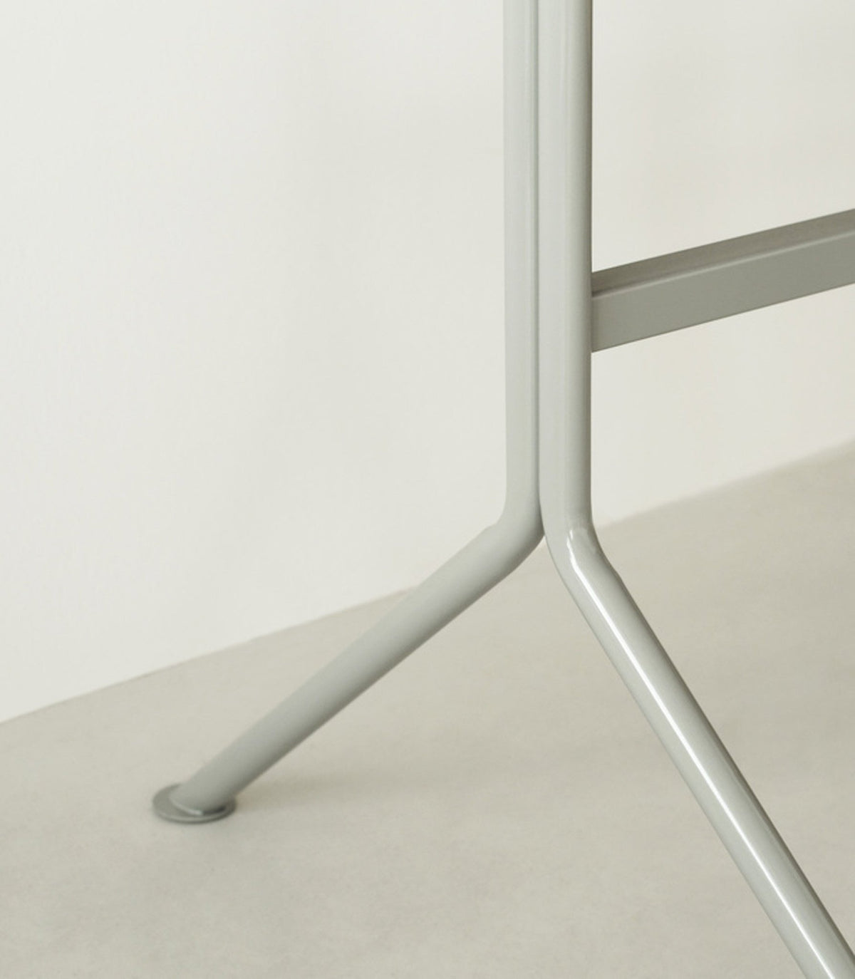 Bureau gris en bois de pin foncé 150 x 75 cm Kip - Normann Copenhagen - The Cool Republic