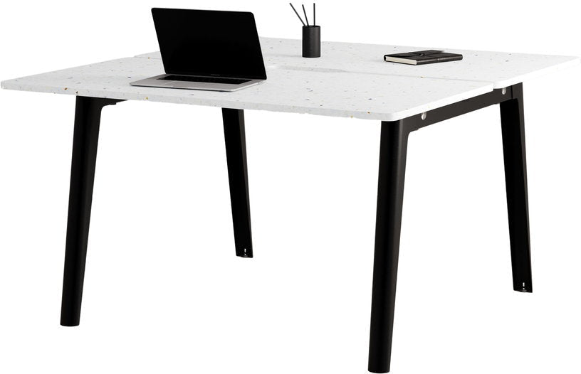 Bureau open - space en plastique recyclé 130 x 140 cm piètements noirs New Modern - Tiptoe - The Cool Republic