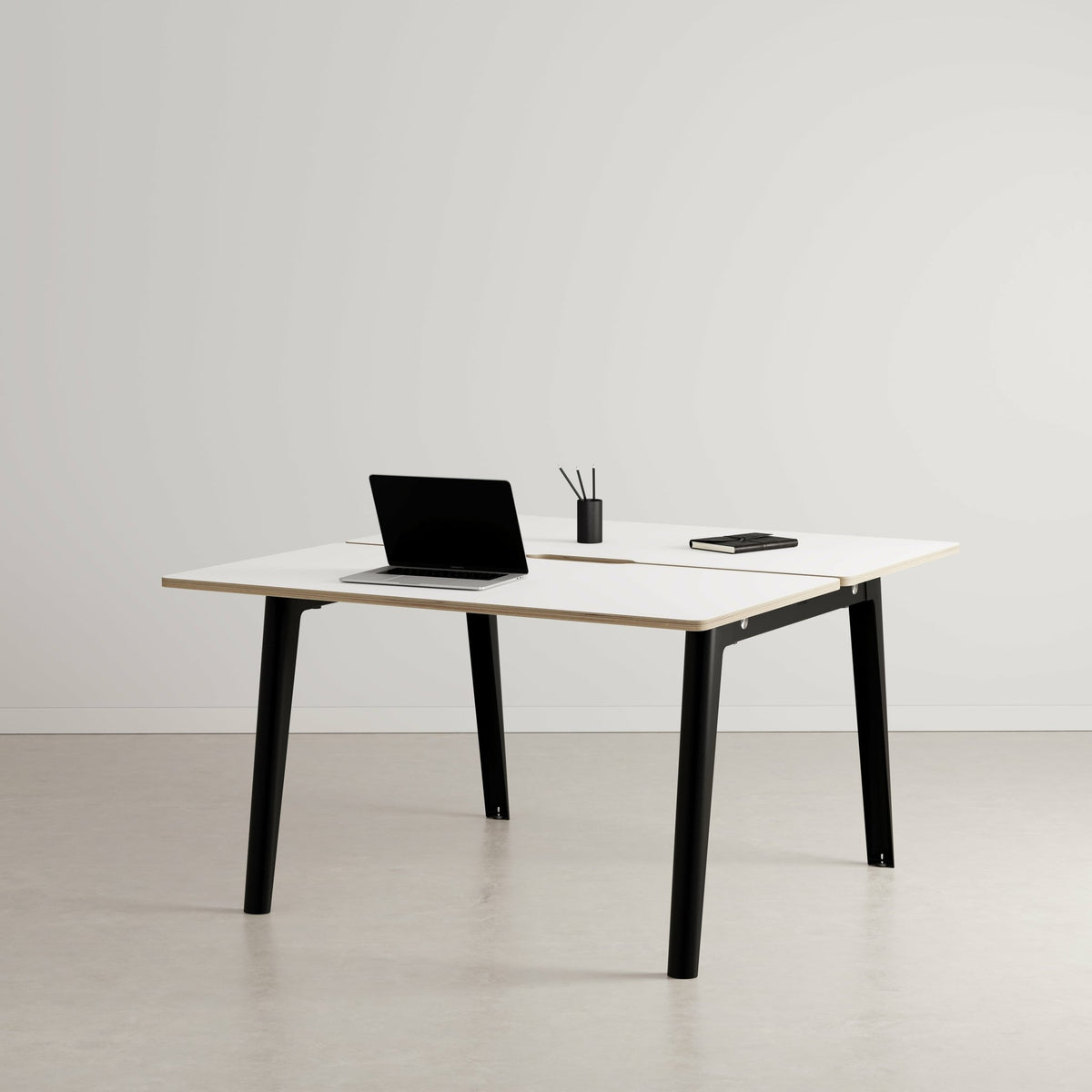 Bureau open-space white laminate 130 x 140 cm black legs New Modern - Tiptoe - The Cool Republic
