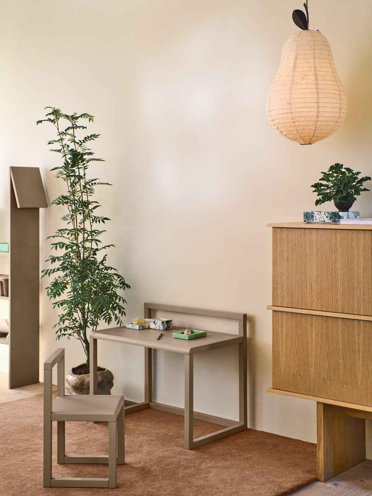 Bureau pour enfant beige Petit architecte - Ferm Living - The Cool Republic