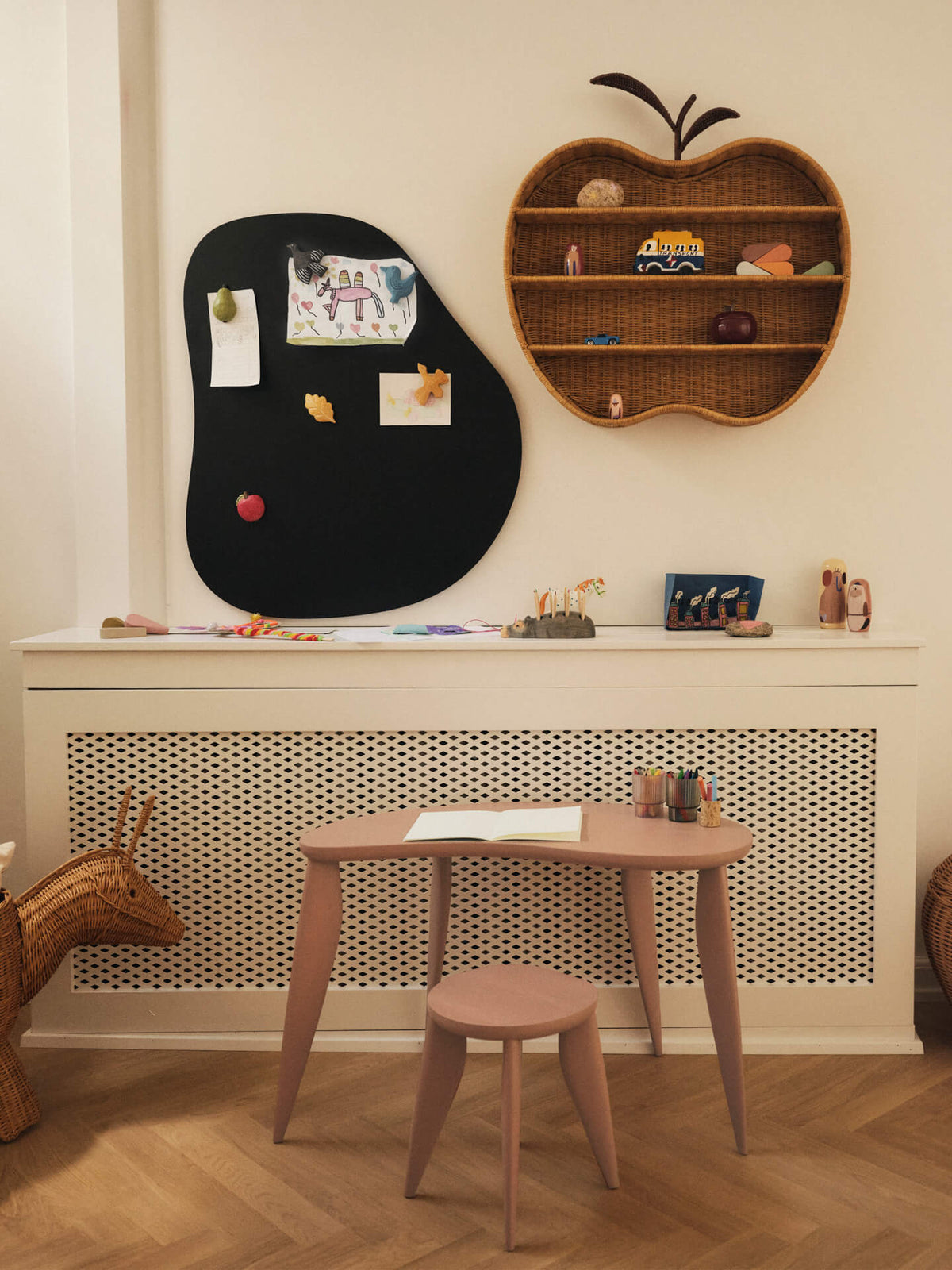 Bureau pour enfant en frêne rose 79 x 40,5 x 48 cm Feve - Ferm Living - The Cool Republic