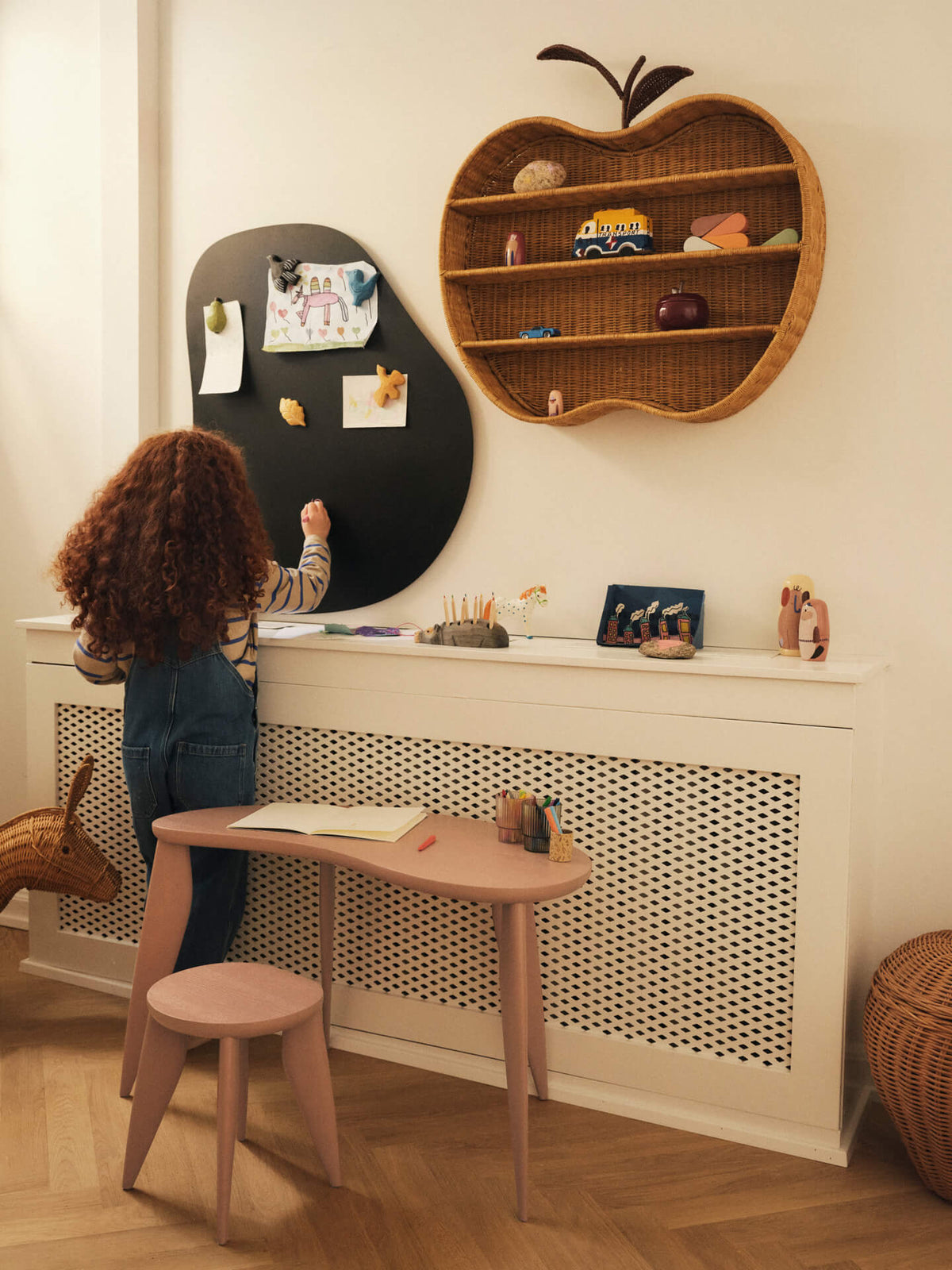 Bureau pour enfant en frêne rose 79 x 40,5 x 48 cm Feve - Ferm Living - The Cool Republic