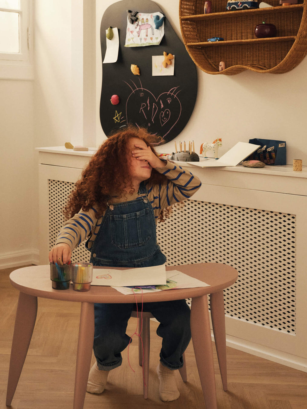 Bureau pour enfant en frêne rose 79 x 40,5 x 48 cm Feve - Ferm Living - The Cool Republic