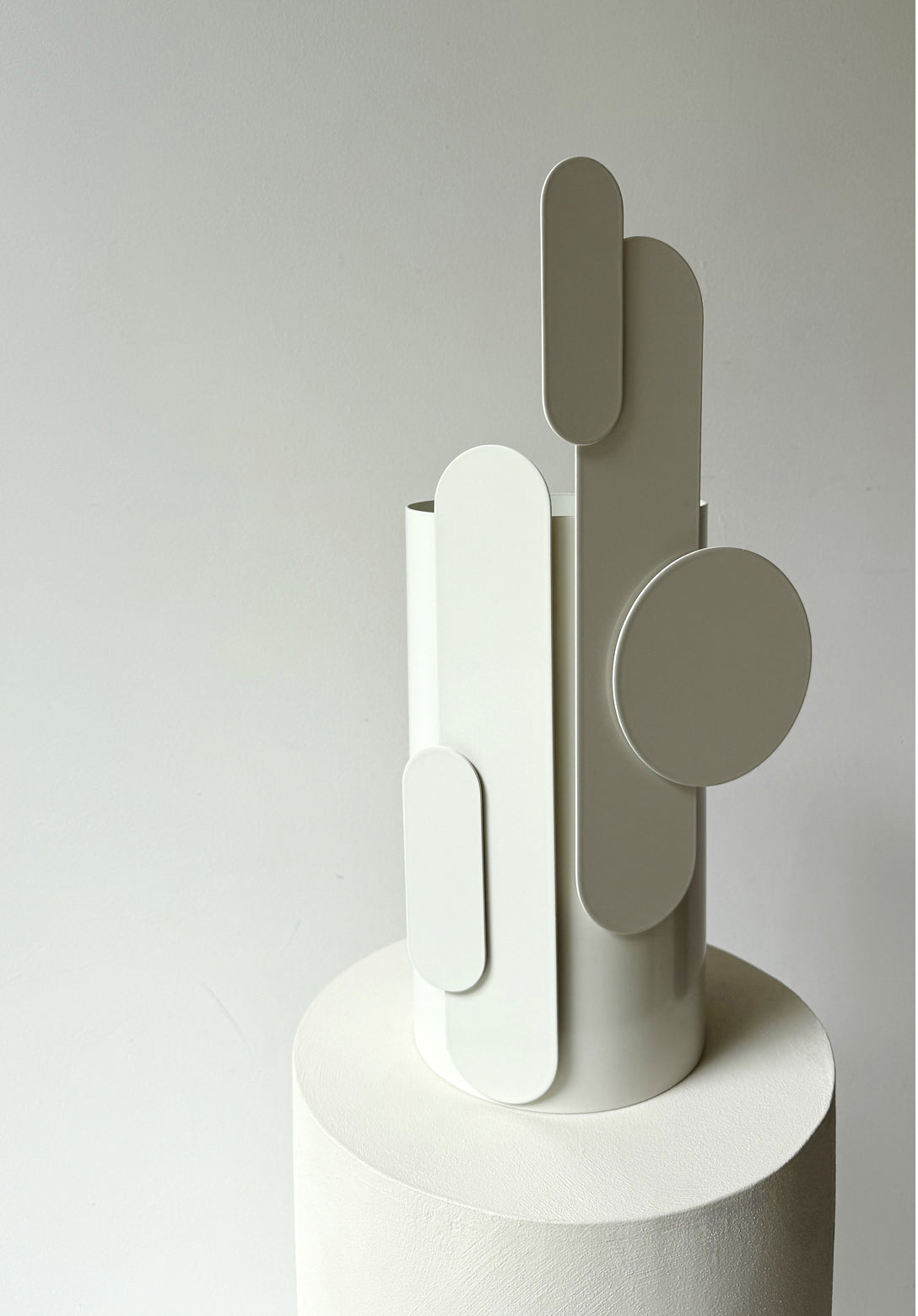 Vase sculptural en métal et verre blanc 20cm Toty - Mademoiselle Jo — vue 3