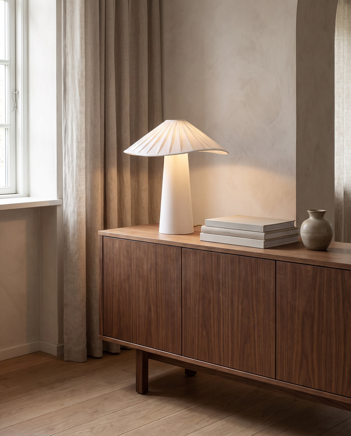 Table lamp in steel and patinated brass 46x49cm Chanterelle - Troy Lighting en situation