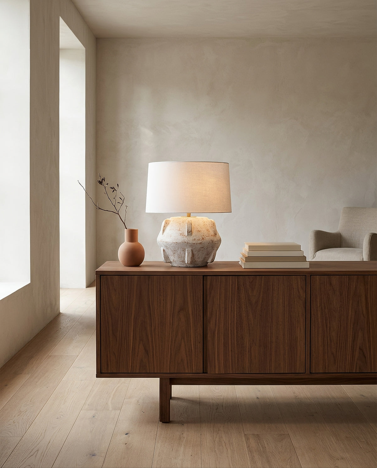 Table lamp in ceramic with patinated brass and whitewashed terracotta ceramic 42x49cm Vanda - Troy Lighting en situation