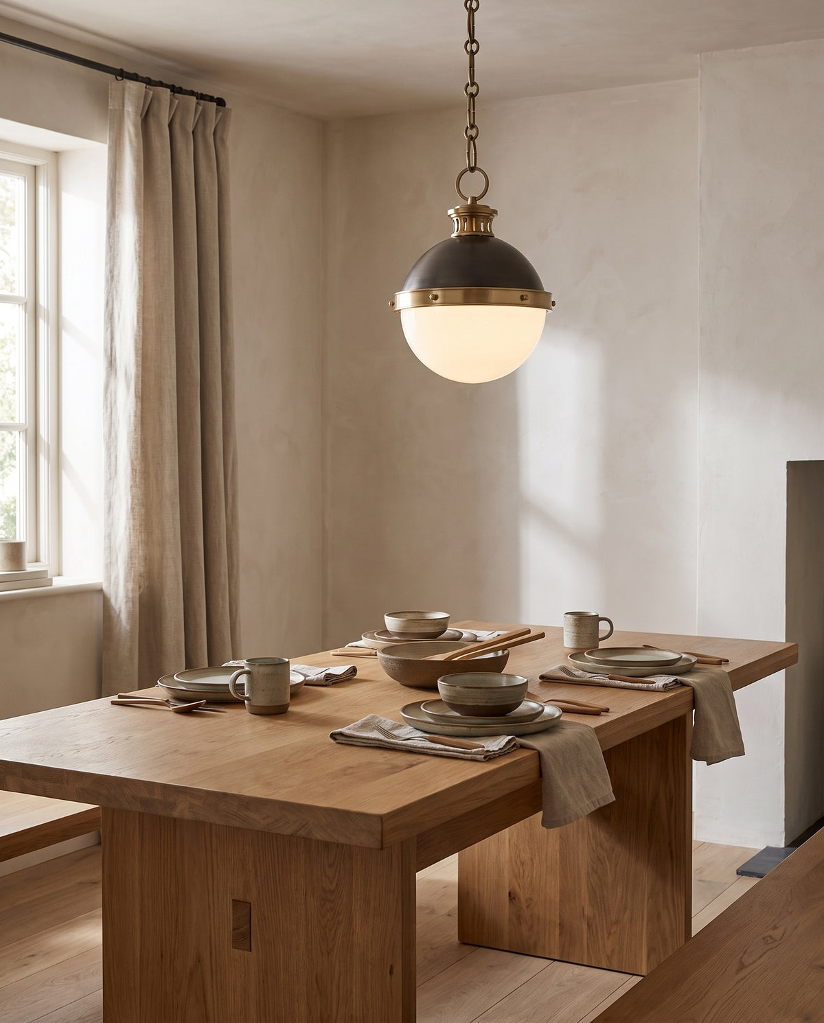 Suspension en acier laiton vieilli et bronze patiné 24x31cm Latham - Corbett Lighting en situation