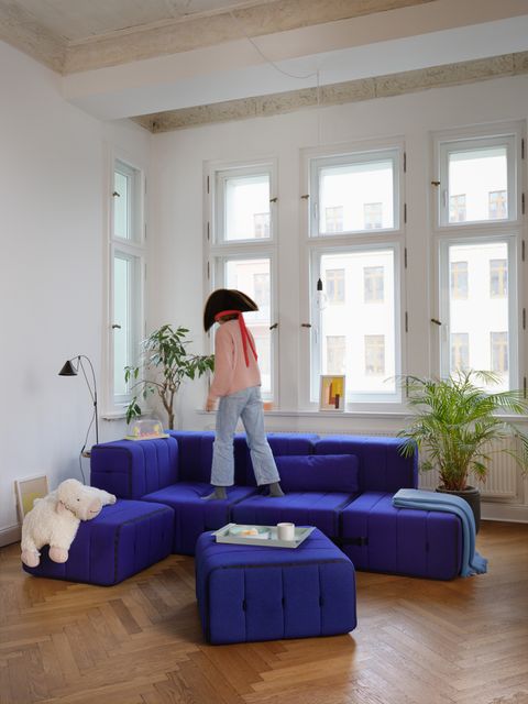 Canapé 2 places en tissu velours Barcelone vert 136x102x68cm Curt - Ambivalenz — vue 3