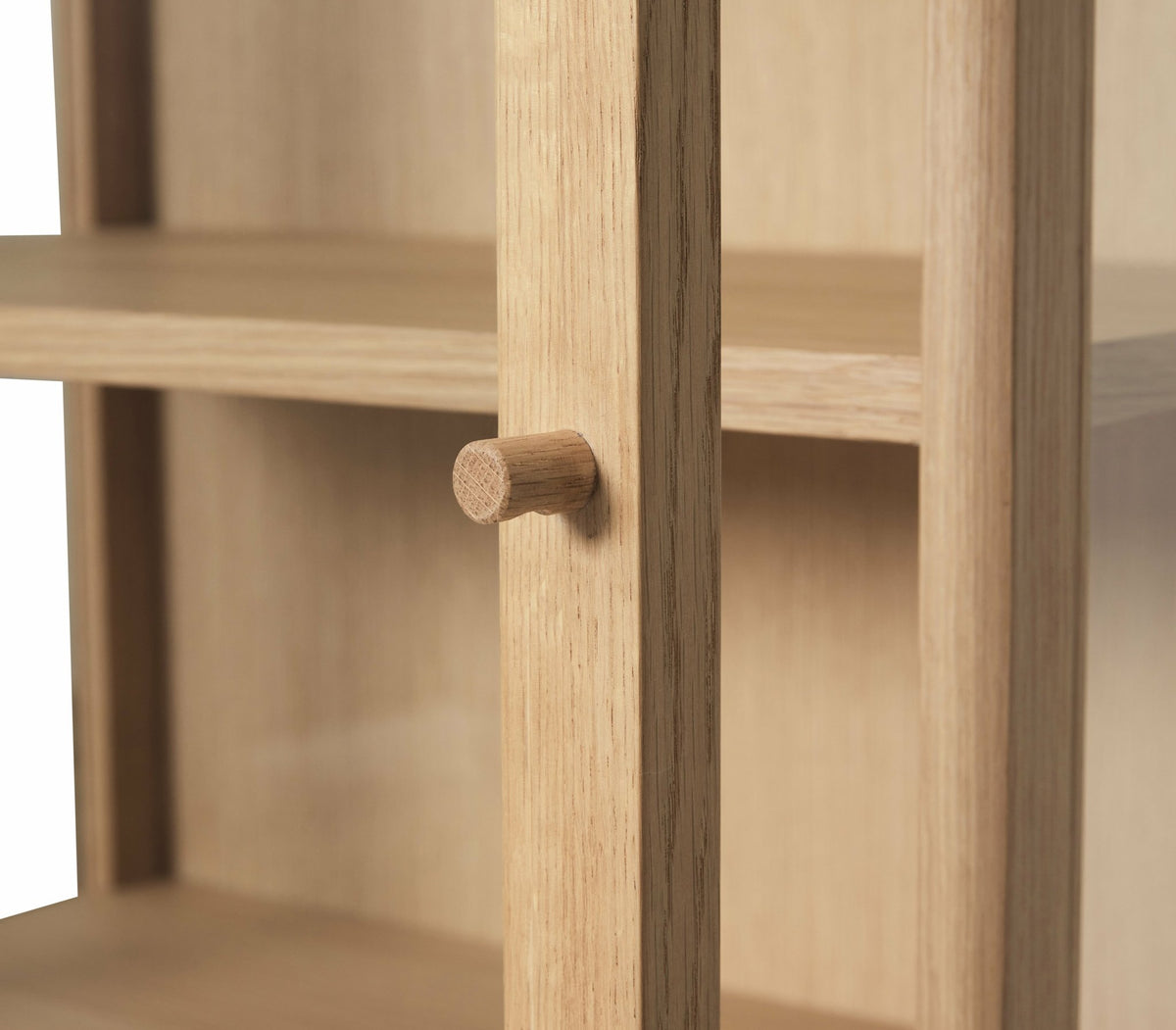 Cabinet en bois de chêne naturel et verre Kaiser - Hübsch - The Cool Republic