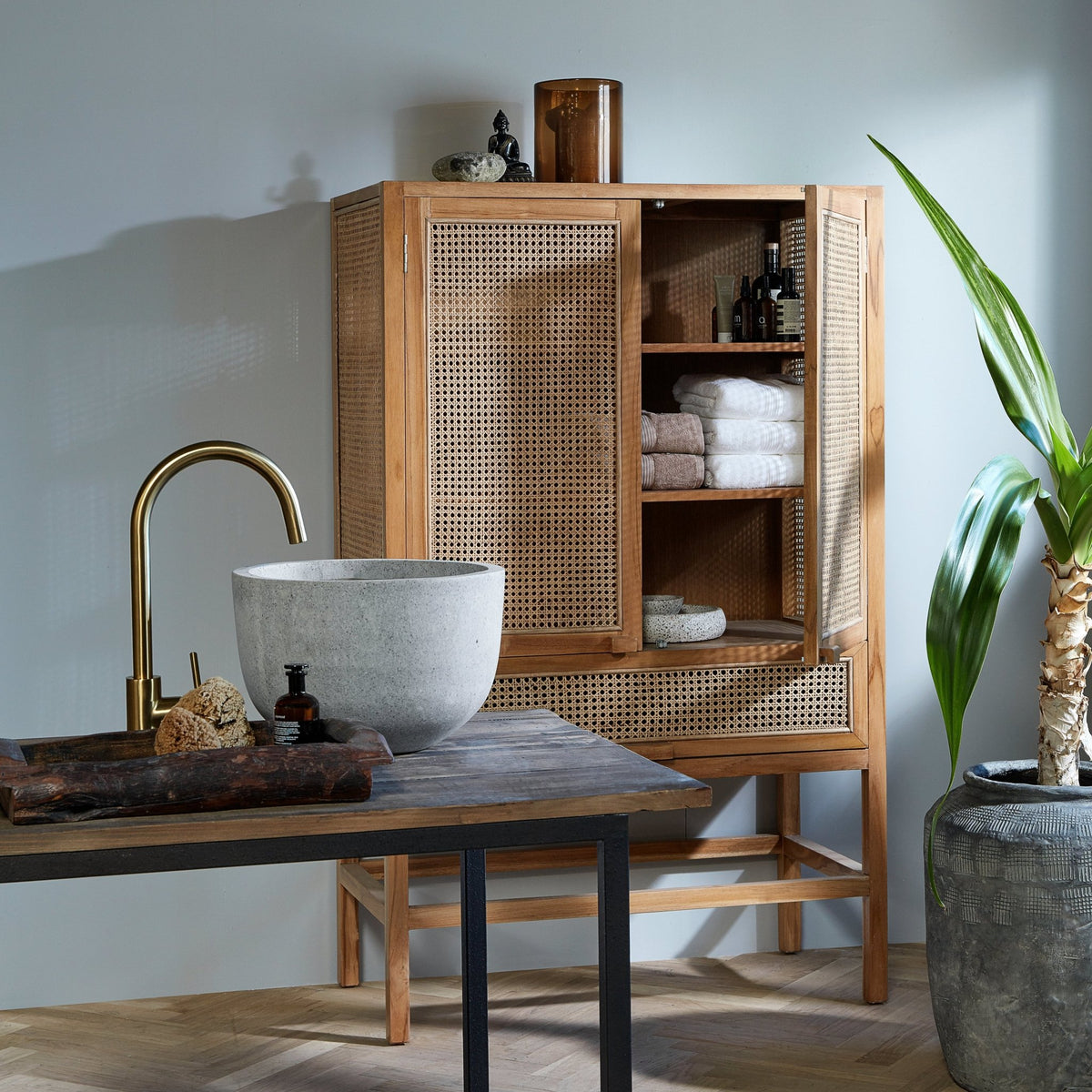 Cabinet en teck et cannage - Nordal - The Cool Republic