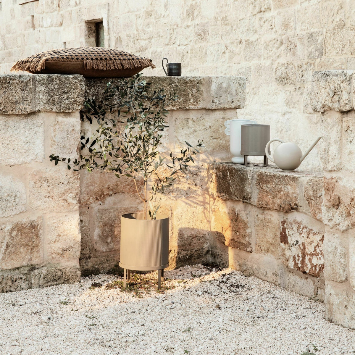 Cache-pot en acier beige Bau - Ferm Living - The Cool Republic