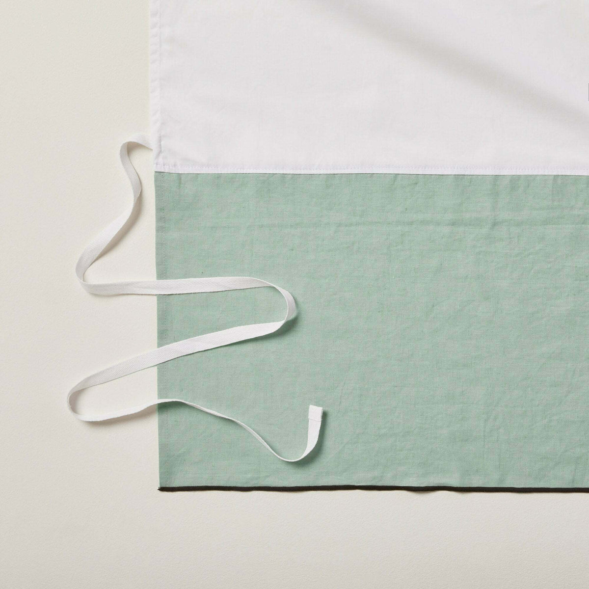 Cache Sommier Vert Amande Et Bourdon Noir 140 x 200 cm Carlina - Madura - The Cool Republic