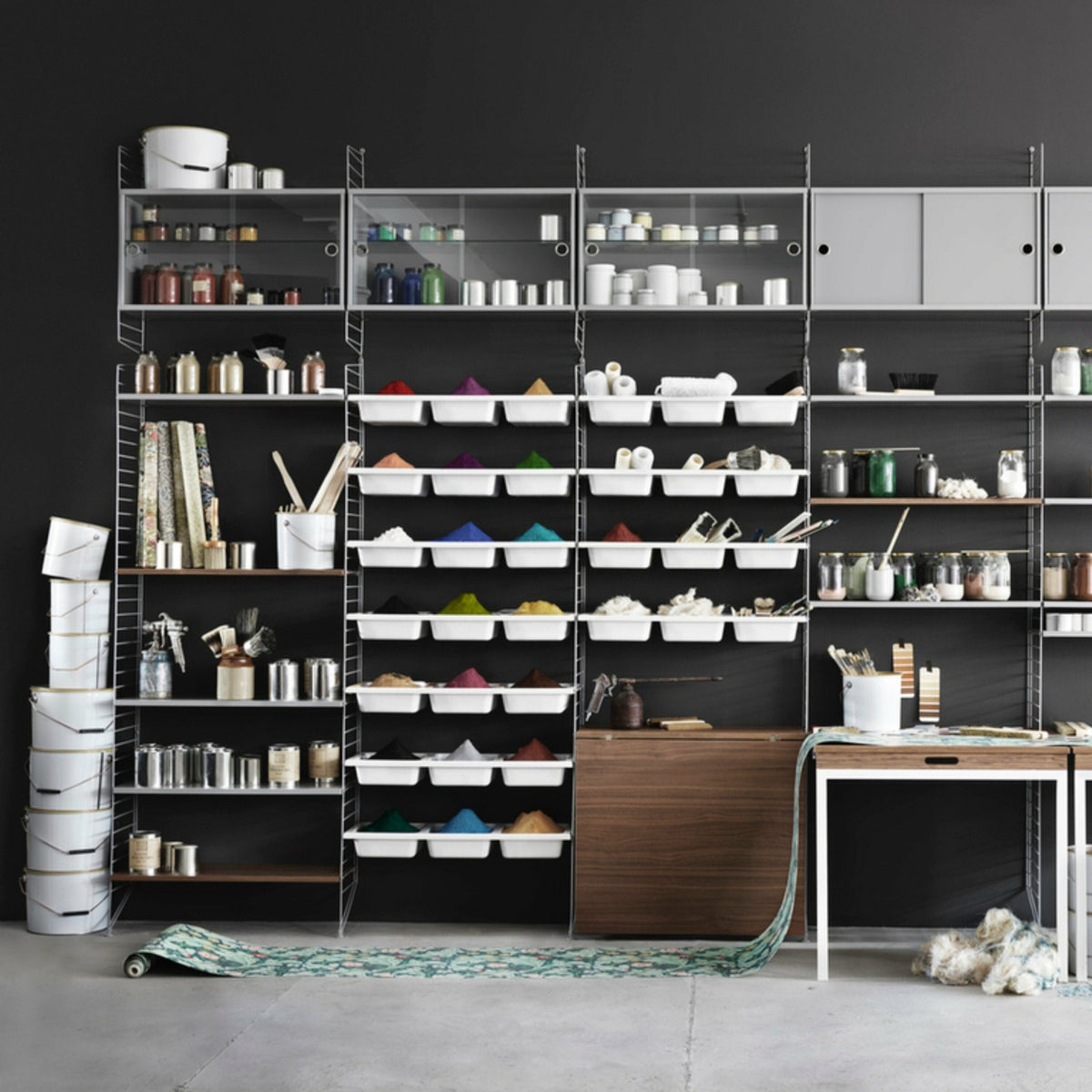 Caisson en MDF beige avec 2 portes vitrées - String furniture - The Cool Republic