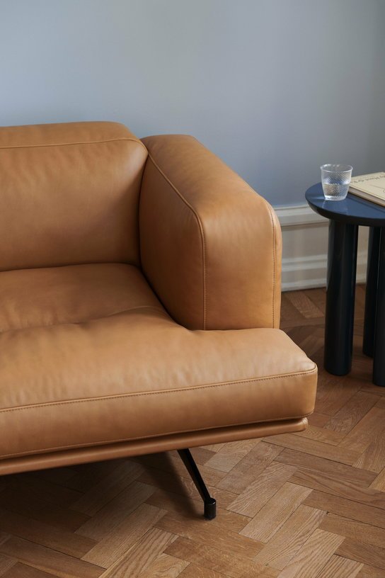 Canapé 3 places en cuir cognac Inland AV22 - &tradition - The Cool Republic