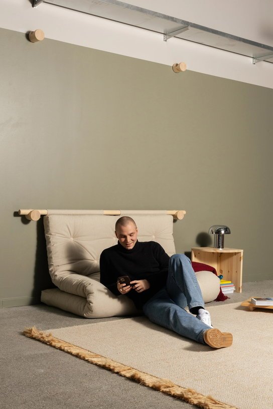 Canapé convertible en bois de pin 135x200cm avec matelas beige soft chalk Hooked raw - Karup Design - The Cool Republic