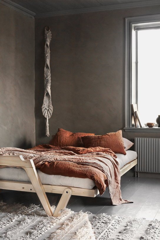 Canapé convertible en pin avec son matelas futon mellow brown Grab - Karup Design - The Cool Republic