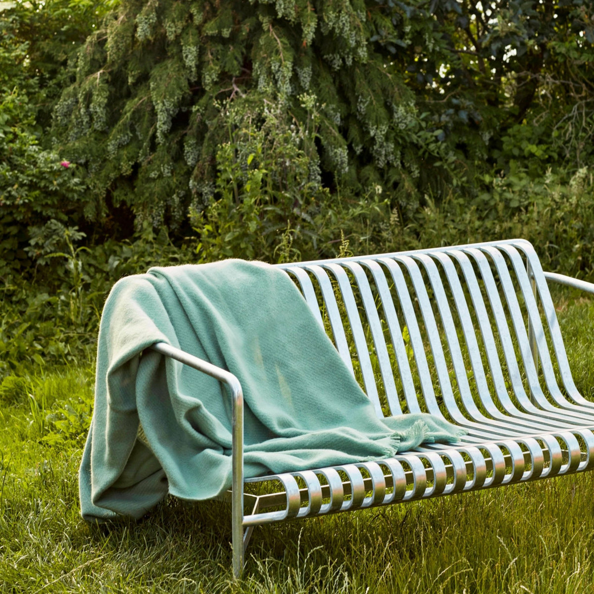 Canapé de jardin en métal gris galvanisé Palissade - HAY - The Cool Republic