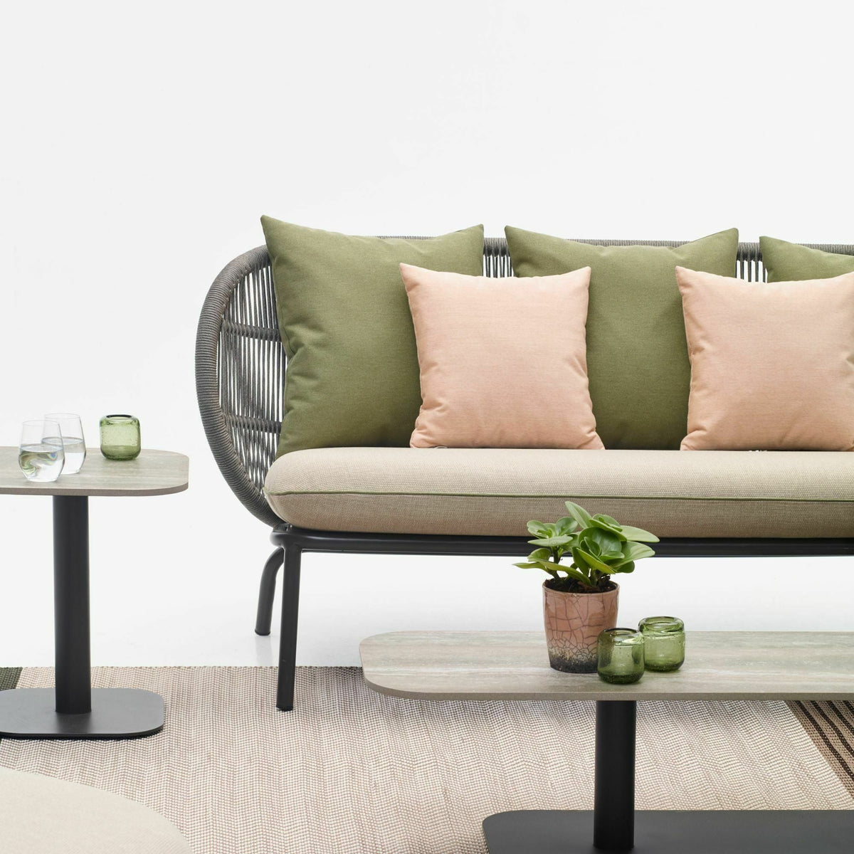 Canapé d'extérieur Amande avec set de coussins vert et blush Kodo - Vincent Sheppard - The Cool Republic