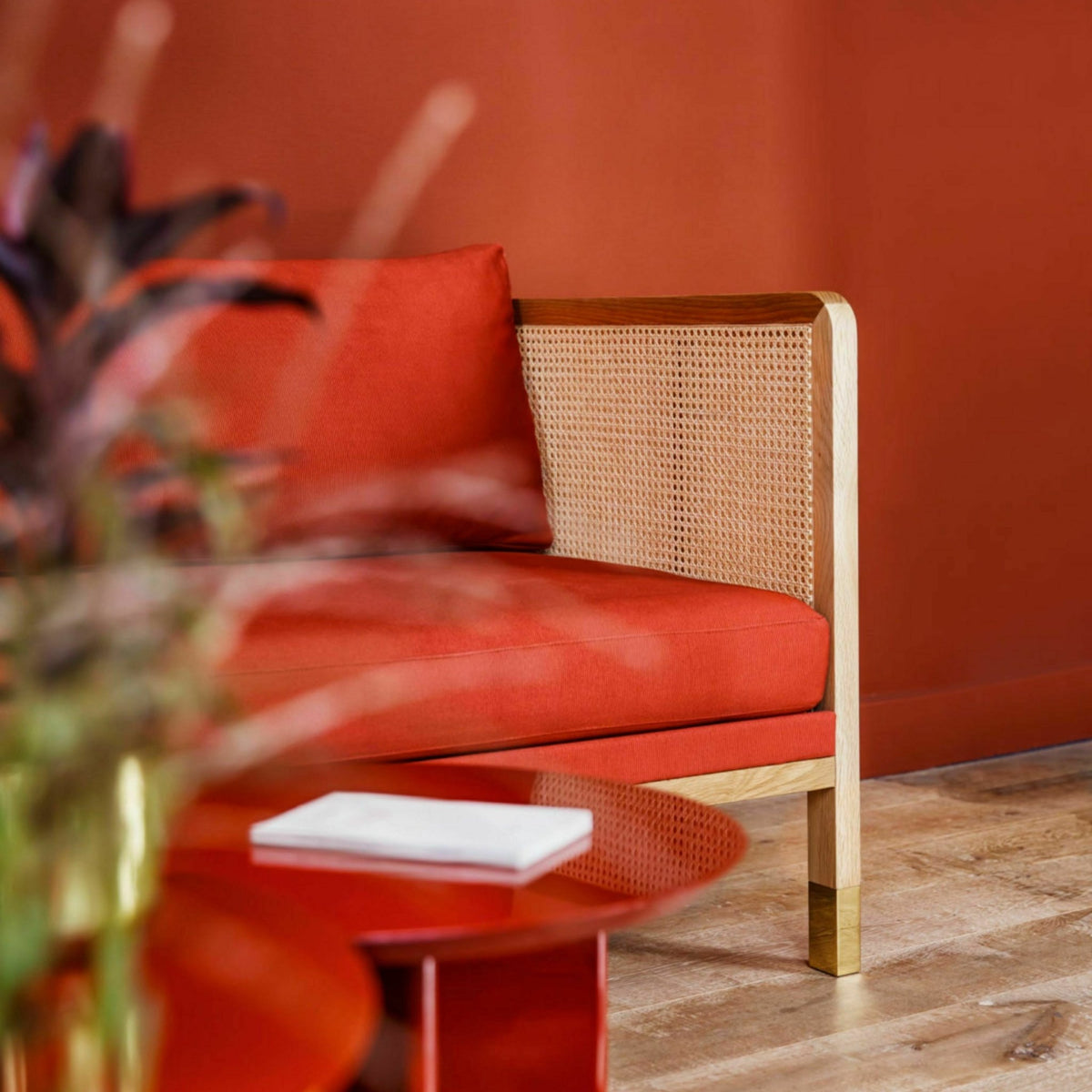 Canapé en bois noir et tissu beige Cannage 210 - RED Edition - The Cool Republic