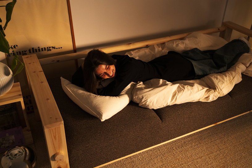 Canapé en pin et son futon mellow brown 94x225x82cm Bare - Karup Design - The Cool Republic