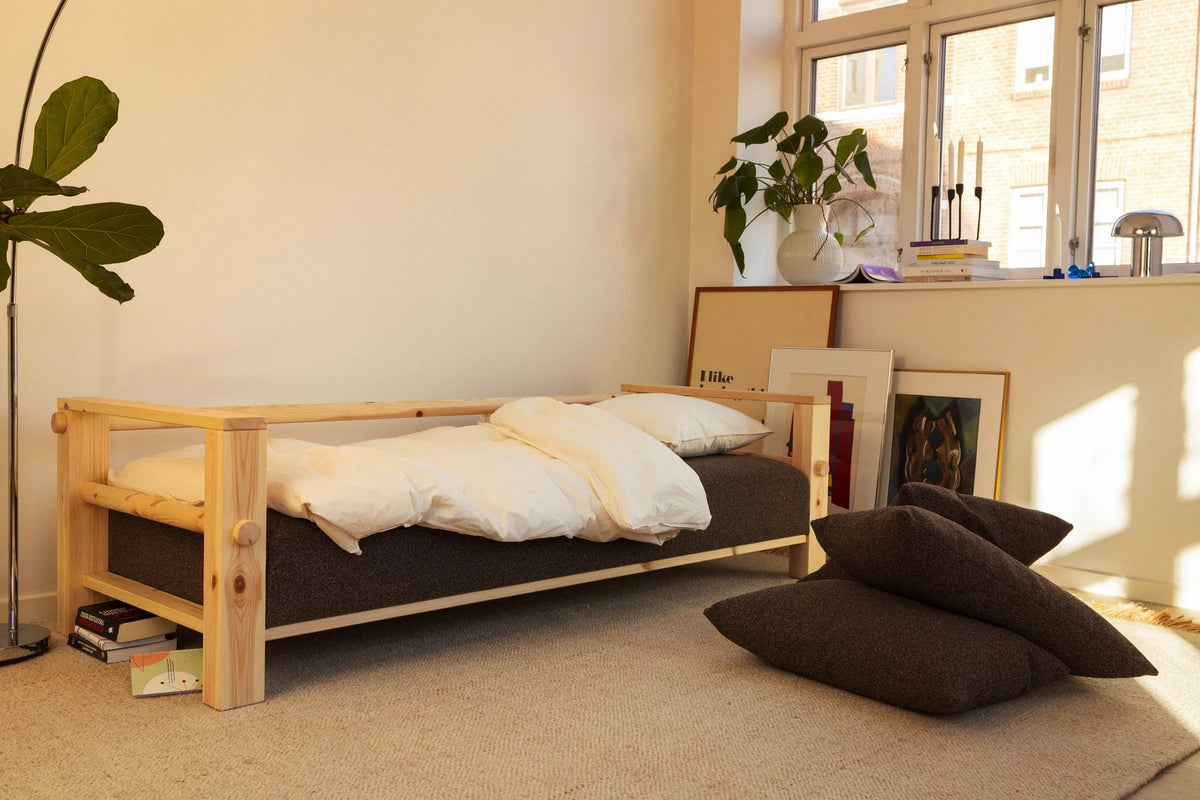 Canapé en pin foncé et son futon clair 94x225x82cm Bare - Karup Design - The Cool Republic