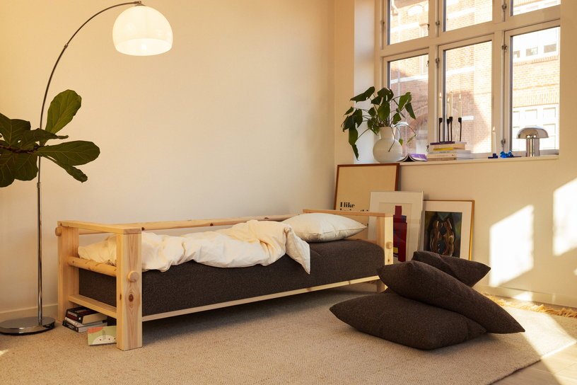 Canapé en pin foncé et son futon soft chalk 94x225x82cm Bare - Karup Design - The Cool Republic