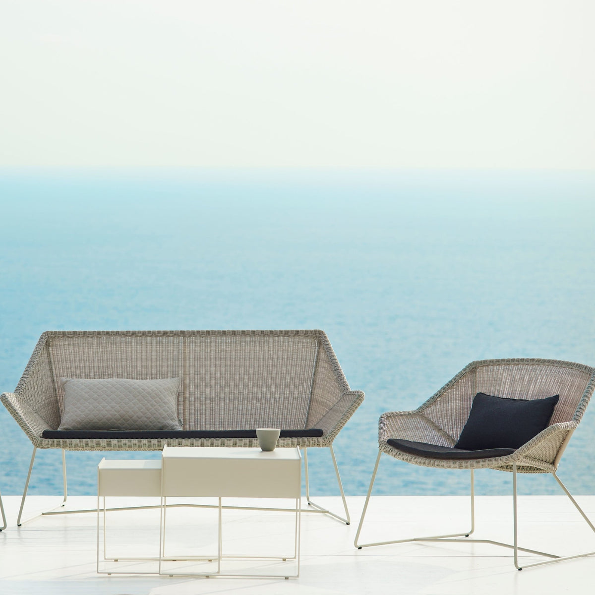 Canapé gris avec coussin d'assise écru Breeze - Cane-Line - The Cool Republic