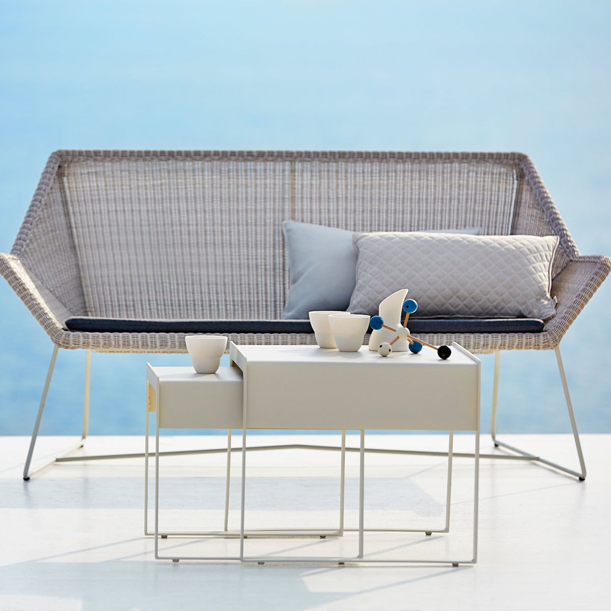 Canapé gris avec coussin d'assise noir Breeze - Cane-Line - The Cool Republic