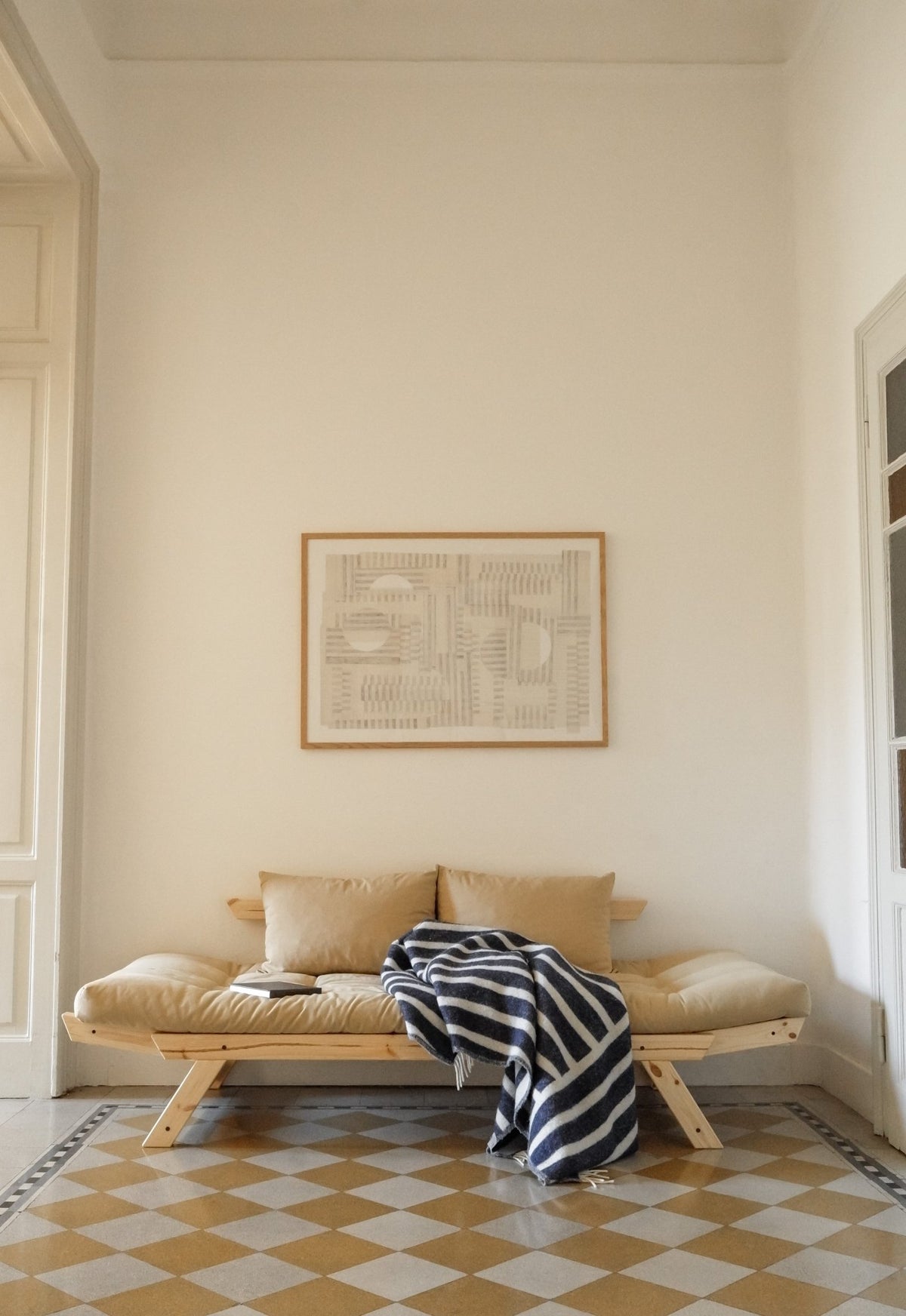 Canapé-lit en pin massif avec accoudoirs et matelas bordeaux 75x200cm Bebop - Karup Design - The Cool Republic