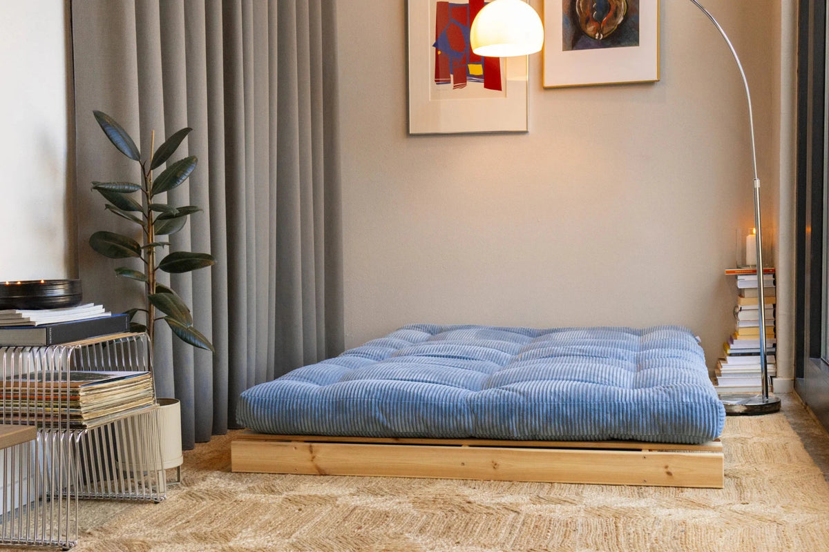 Canapé-lit en pin massif avec matelas bleu 140x200cm Roots - Karup - The Cool Republic