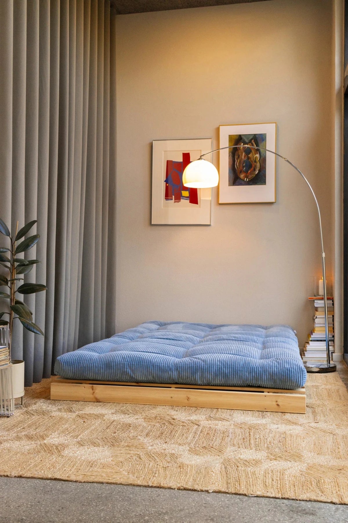 Canapé-lit en pin massif avec matelas bleu 140x200cm Roots - Karup - The Cool Republic