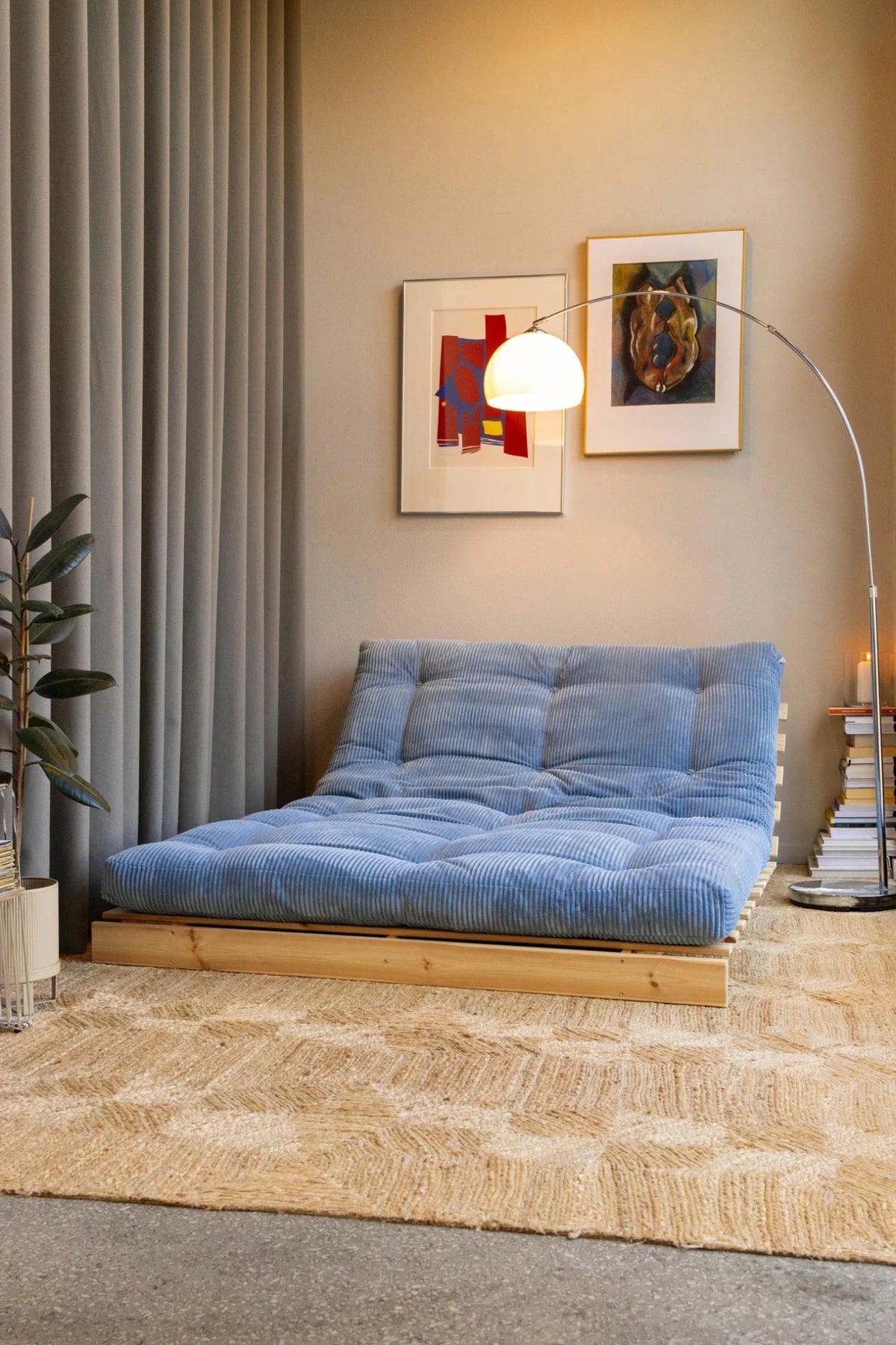 Canapé-lit en pin massif avec matelas bleu 140x200cm Roots - Karup - The Cool Republic