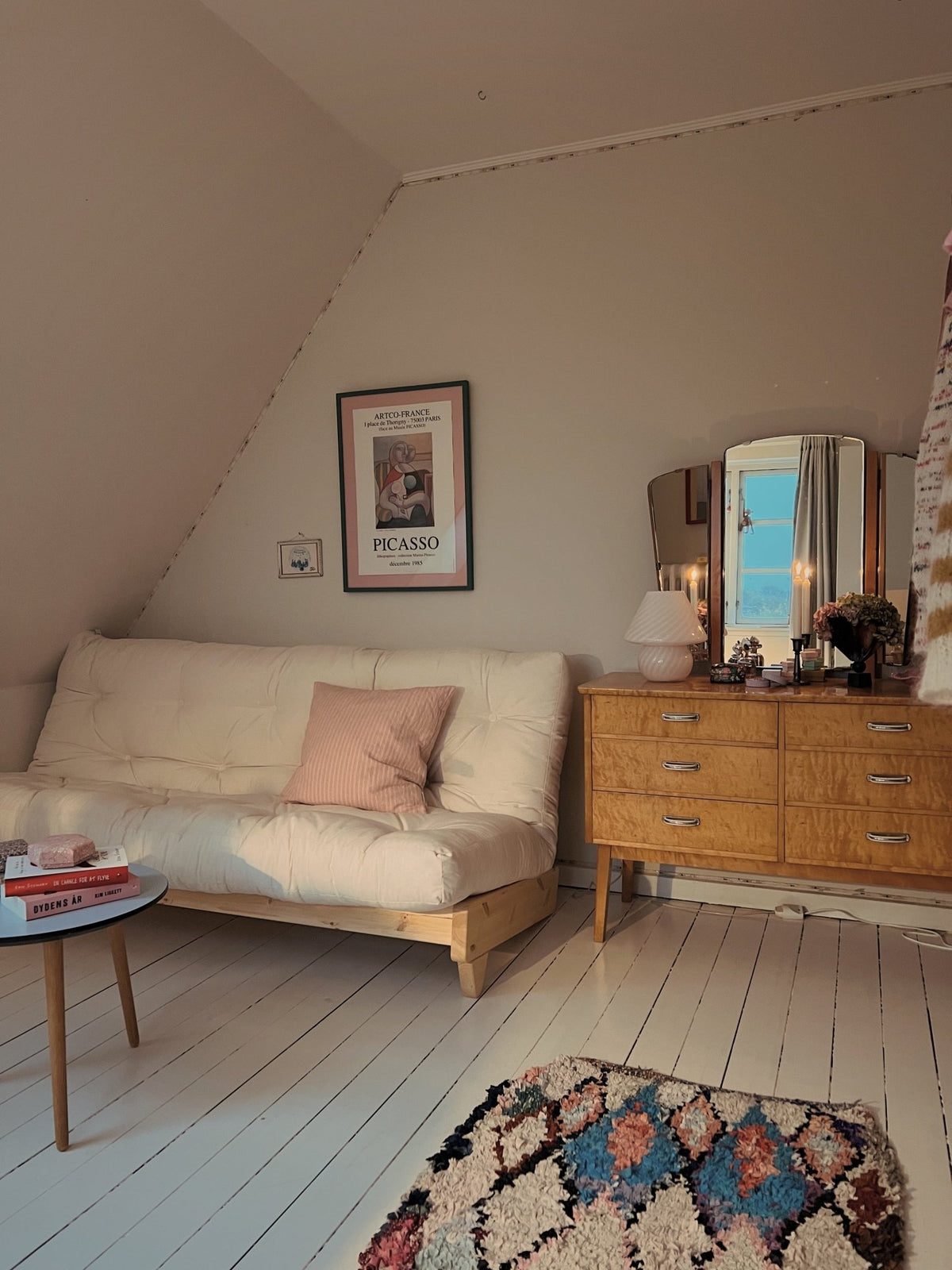 Canapé-lit en pin massif avec matelas en coton beige 140x200cm Fresh - Karup Design - The Cool Republic