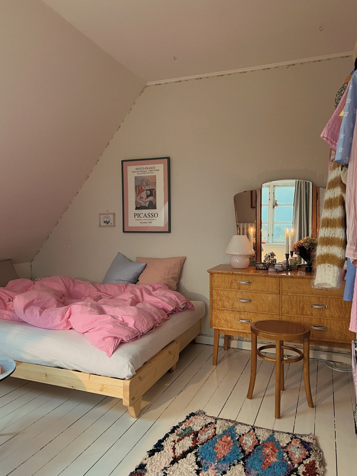 Canapé-lit en pin massif avec matelas en coton beige 140x200cm Fresh - Karup Design - The Cool Republic
