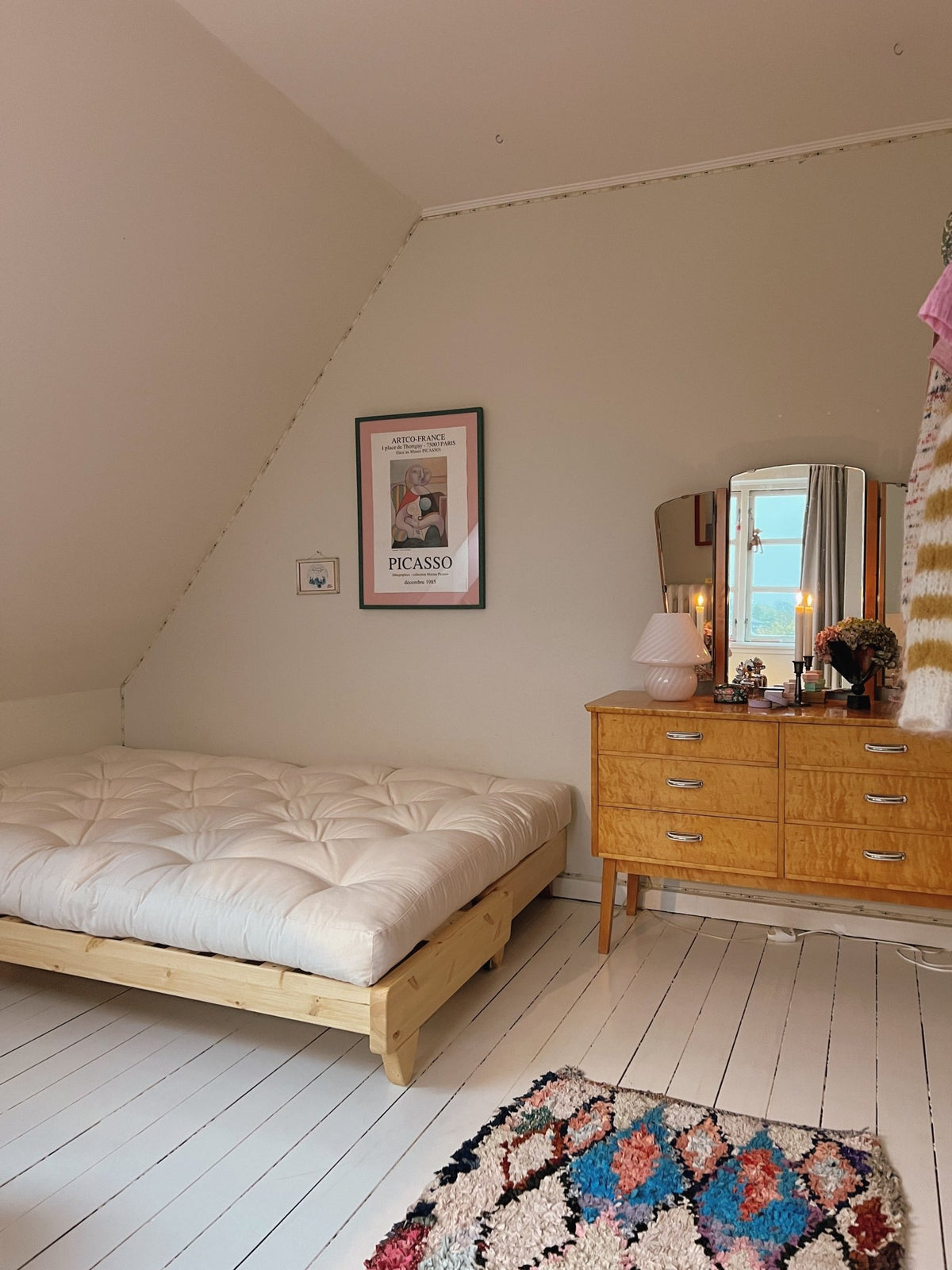 Canapé-lit en pin massif avec matelas en coton gris 140x200cm Fresh - Karup Design - The Cool Republic
