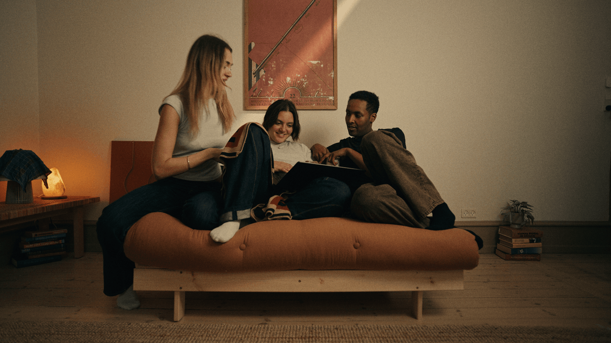 Canapé-lit en pin massif avec matelas marron 140x200cm Raw roots - Karup Design - The Cool Republic