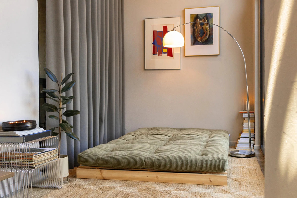 Canapé-lit en pin massif avec matelas marron foncé 140x200cm Roots - Karup - The Cool Republic