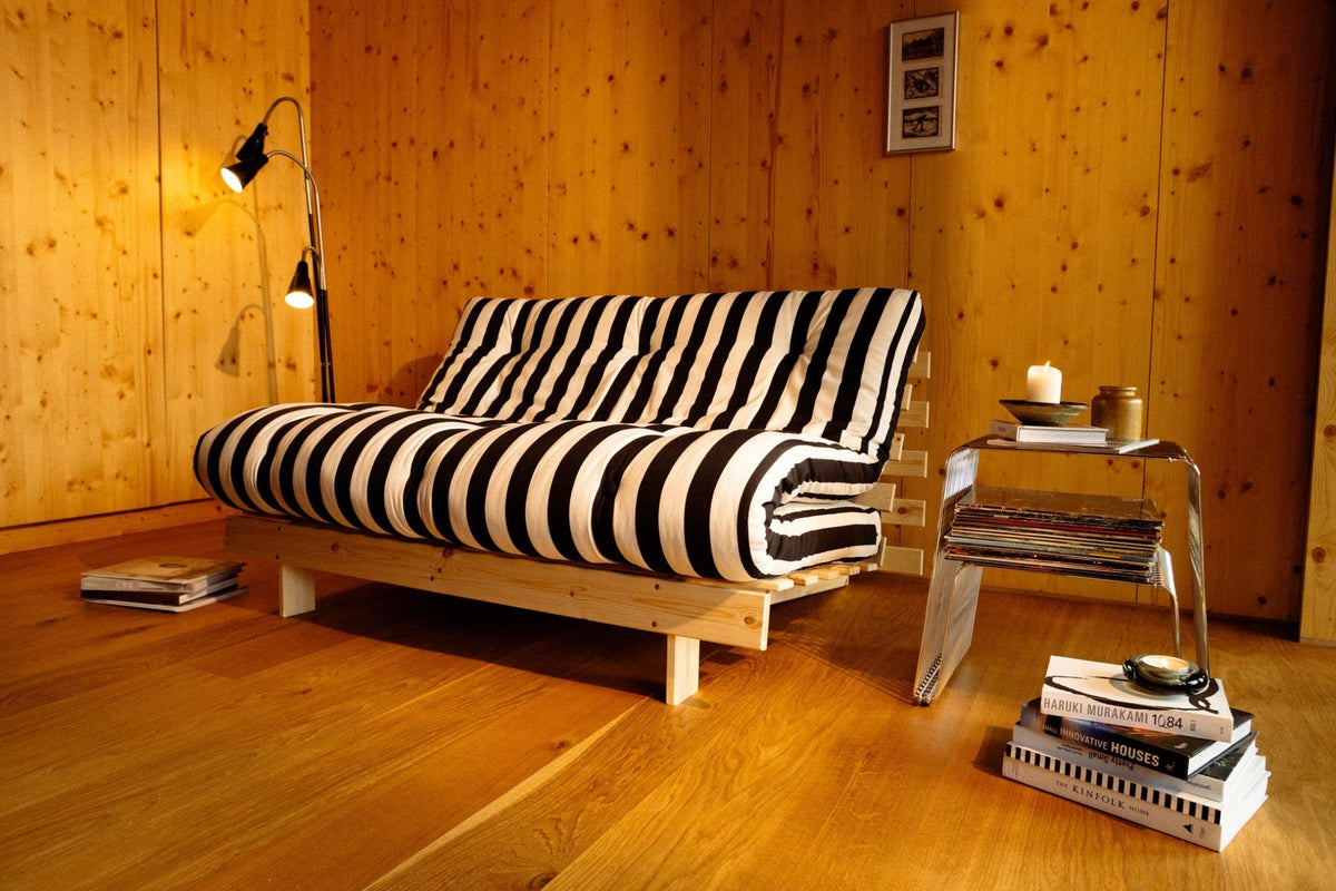 Canapé-lit en pin massif avec matelas rayé blanc et noir 160x200cm Raw roots - Karup Design - The Cool Republic