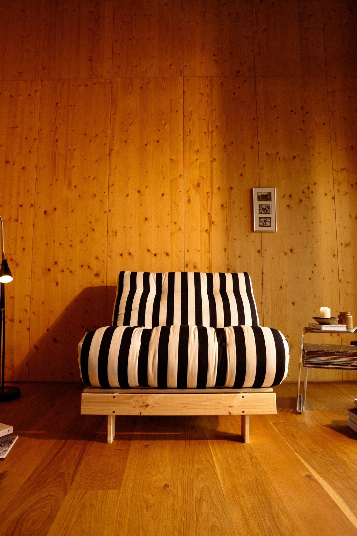 Canapé-lit en pin massif avec matelas rayé blanc et noir 90x200cm Raw roots - Karup Design - The Cool Republic