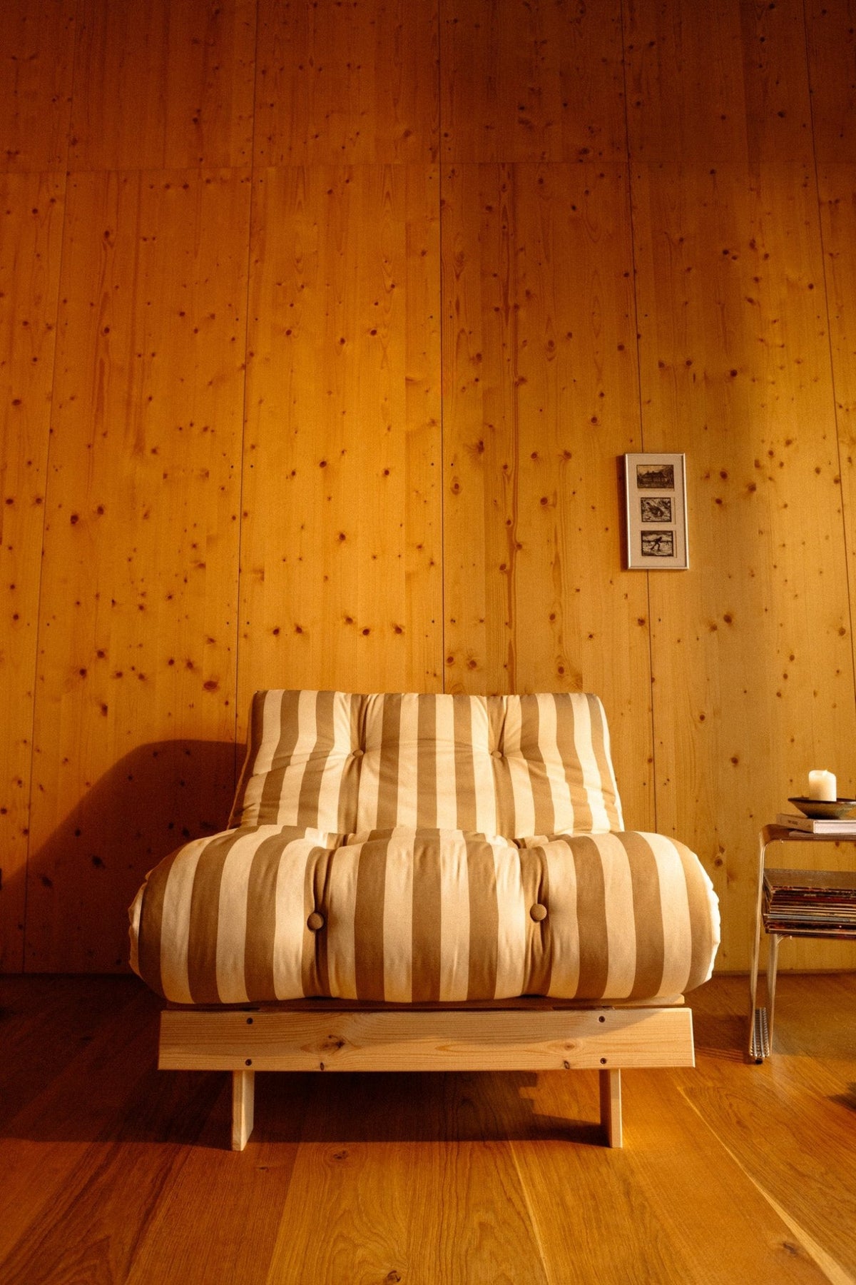 Canapé-lit en pin massif avec matelas rayé bleu et marron 90x200cm Raw roots - Karup Design - The Cool Republic