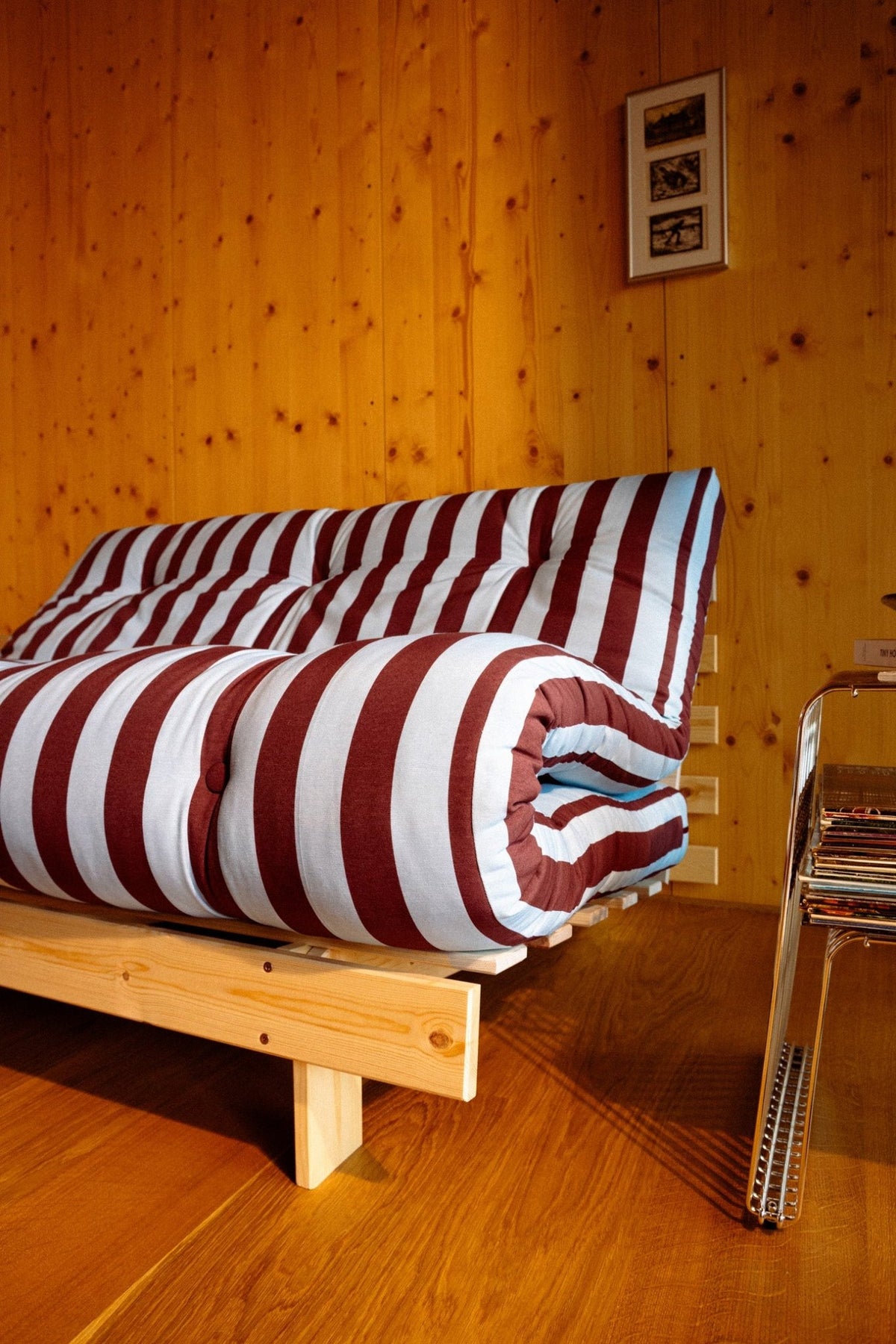 Canapé-lit en pin massif avec matelas rayé bordeaux et bleu clair 140x200cm Raw roots - Karup Design - The Cool Republic